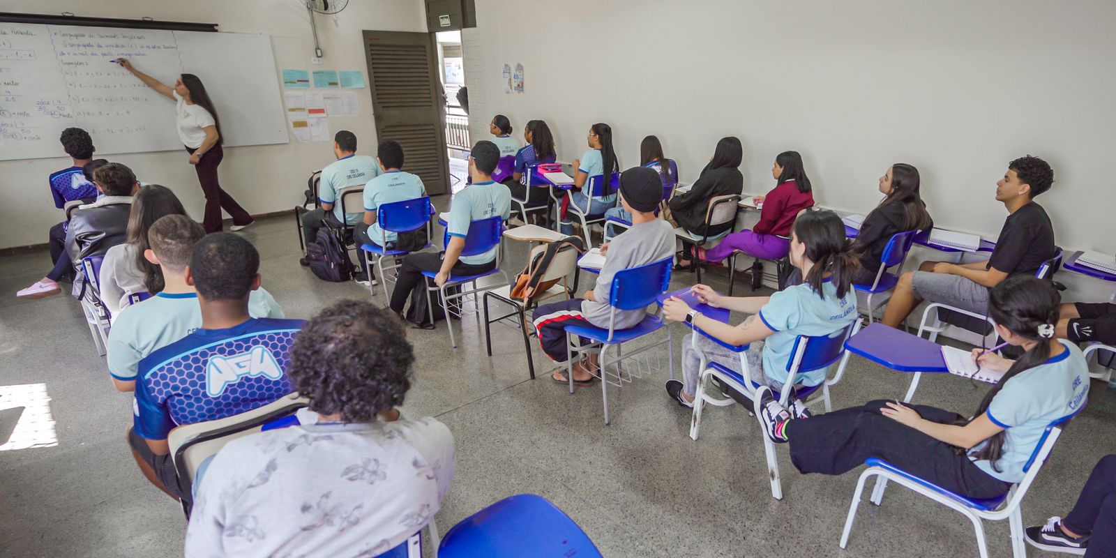 Pisa 2025: Brasil encurta distância para países ricos, mas segue abaixo da OCDE