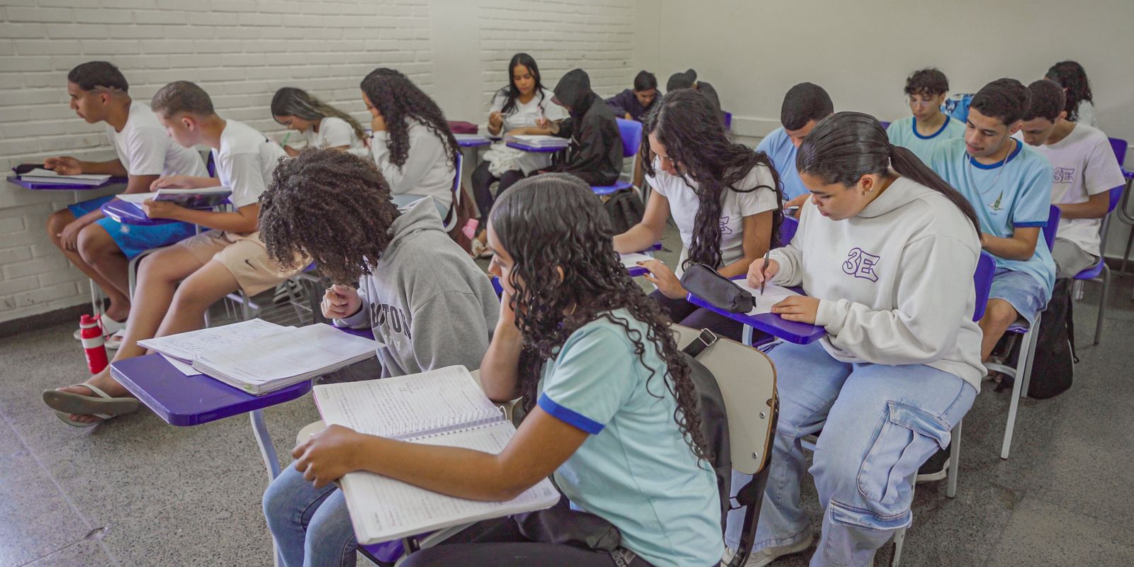 1 em cada 4 estudantes do ensino médio pede melhorias no ensino