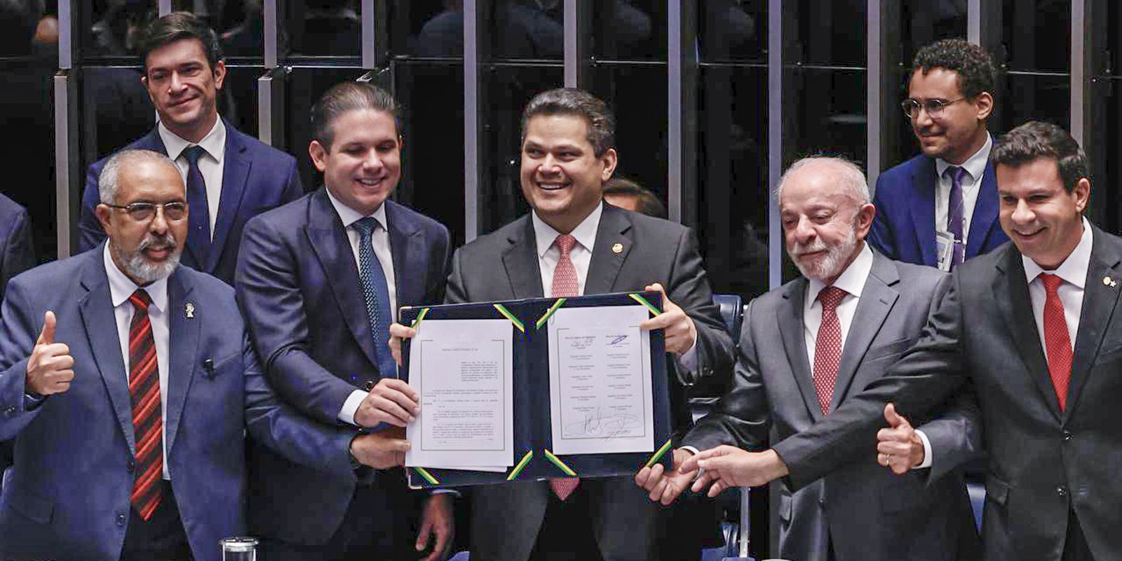 Alcolumbre chama Paim à mesa na promulgação que acaba com escala 6x1