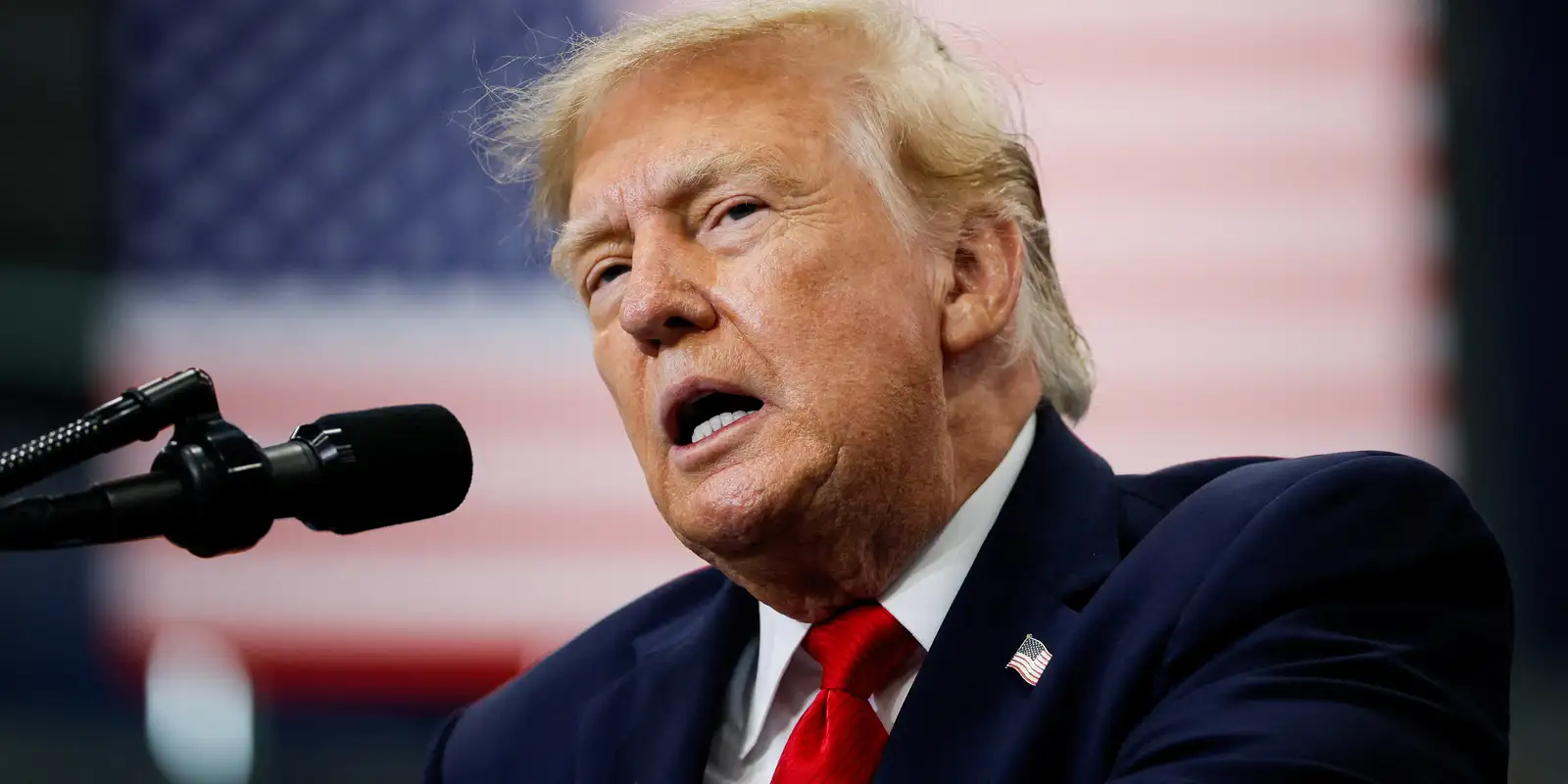 Aprovação de Trump despenca a 31% a duas semanas das eleições