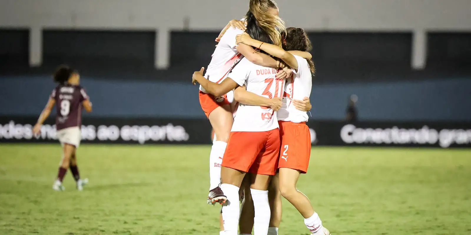 Bragantino vence em Araraquara e larga na frente nas quartas