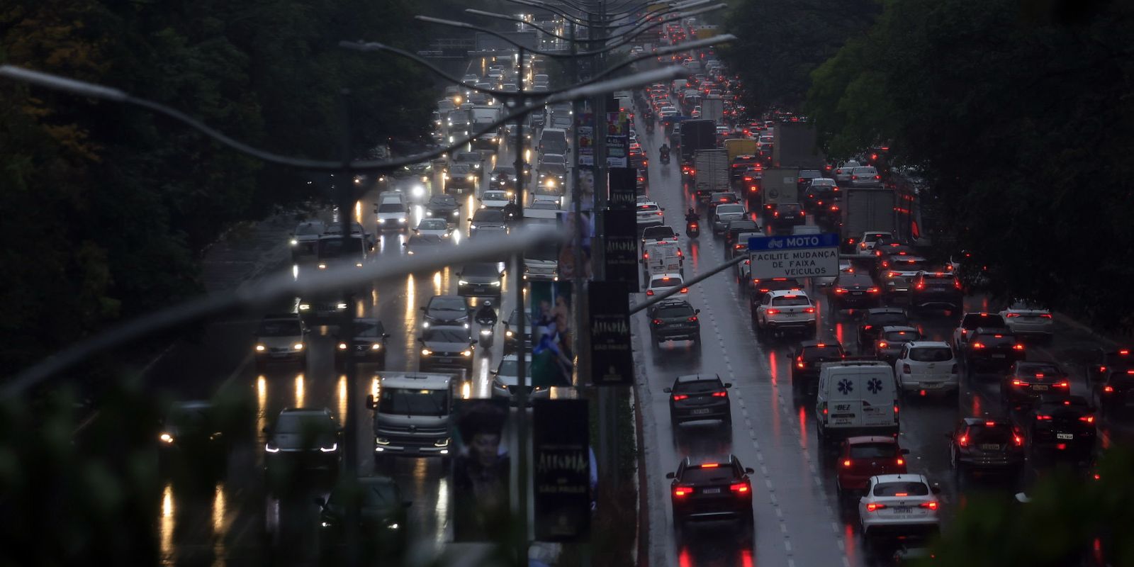 Chuva intensa provoca 17 alagamentos e mata morador na Brasilândia