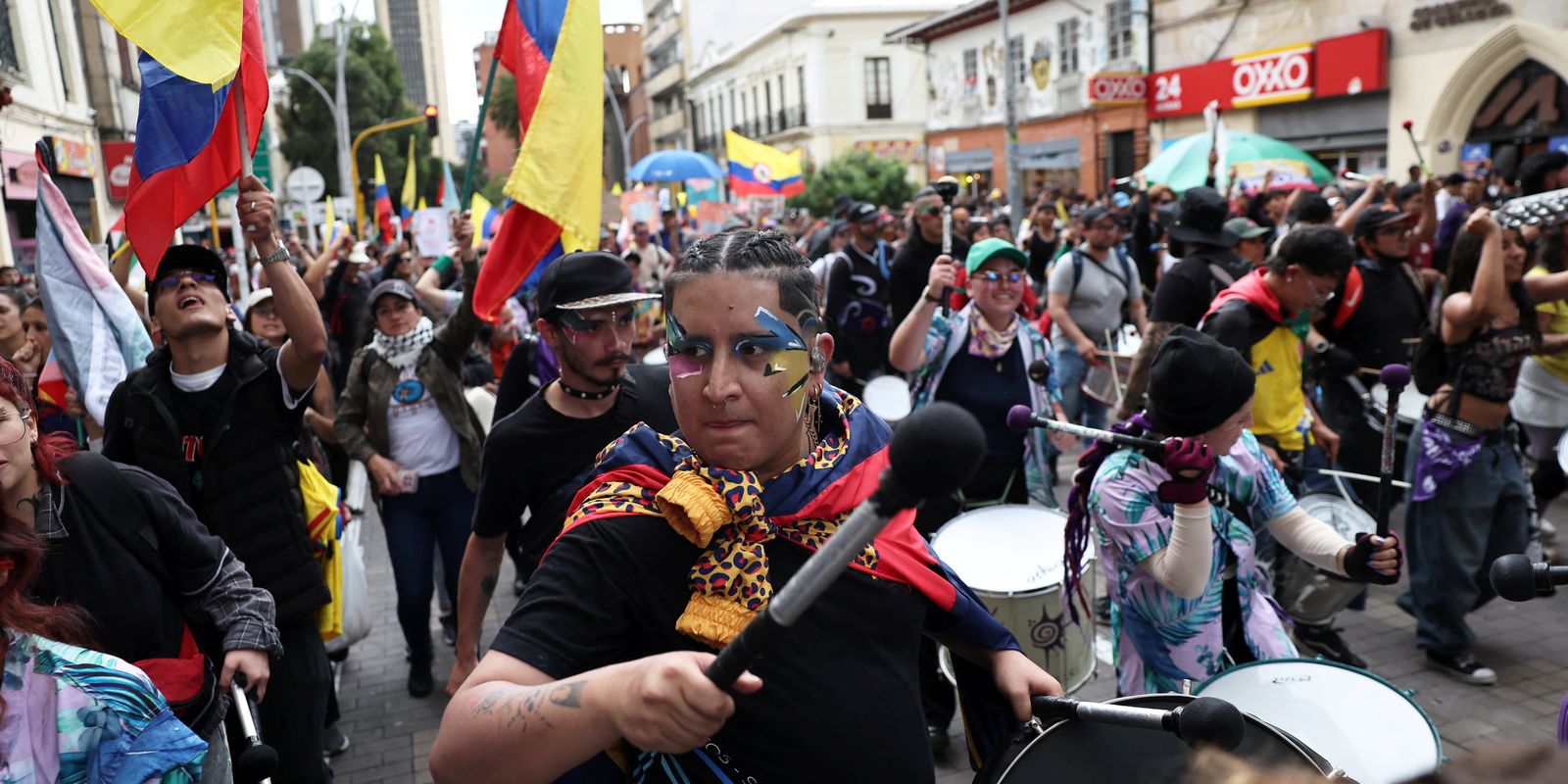 Colombianos saem às ruas contra políticas de Abelardo de la Espriella