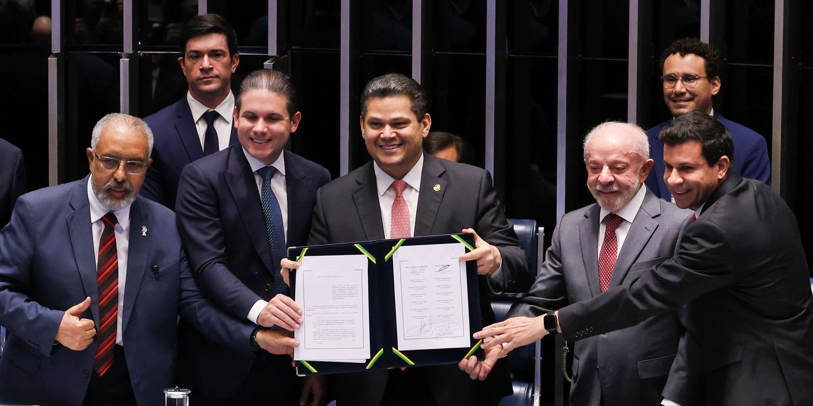 Congresso acaba com escala 6x1 e impõe jornada máxima de 40h