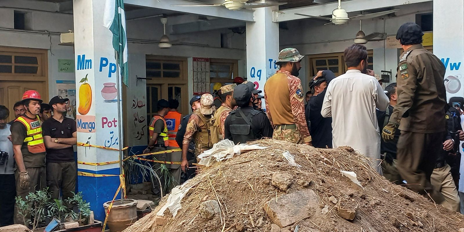 Desabamento de telhado mata 33 em escola de Peshawar