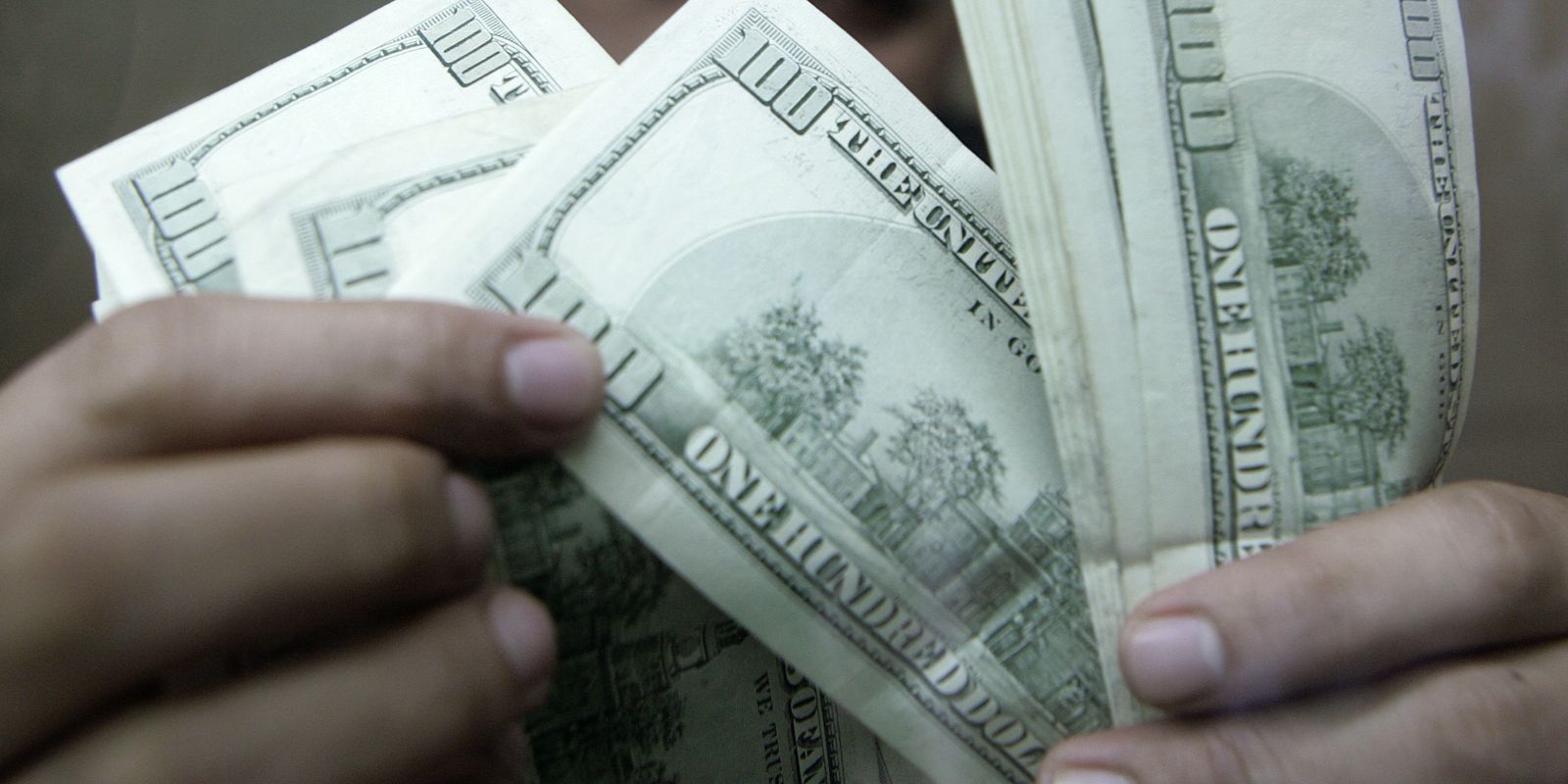 Dólar cai a R$4,985 e fecha semana com recuo de 4,44%; Ibovespa em alta