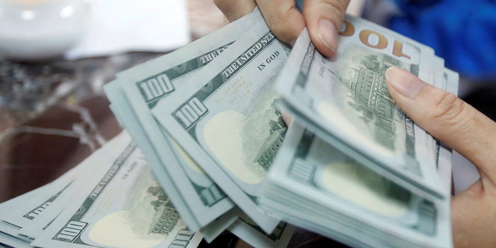 Dólar sobe e atinge R$ 5,087; Ibovespa recua 1,06%