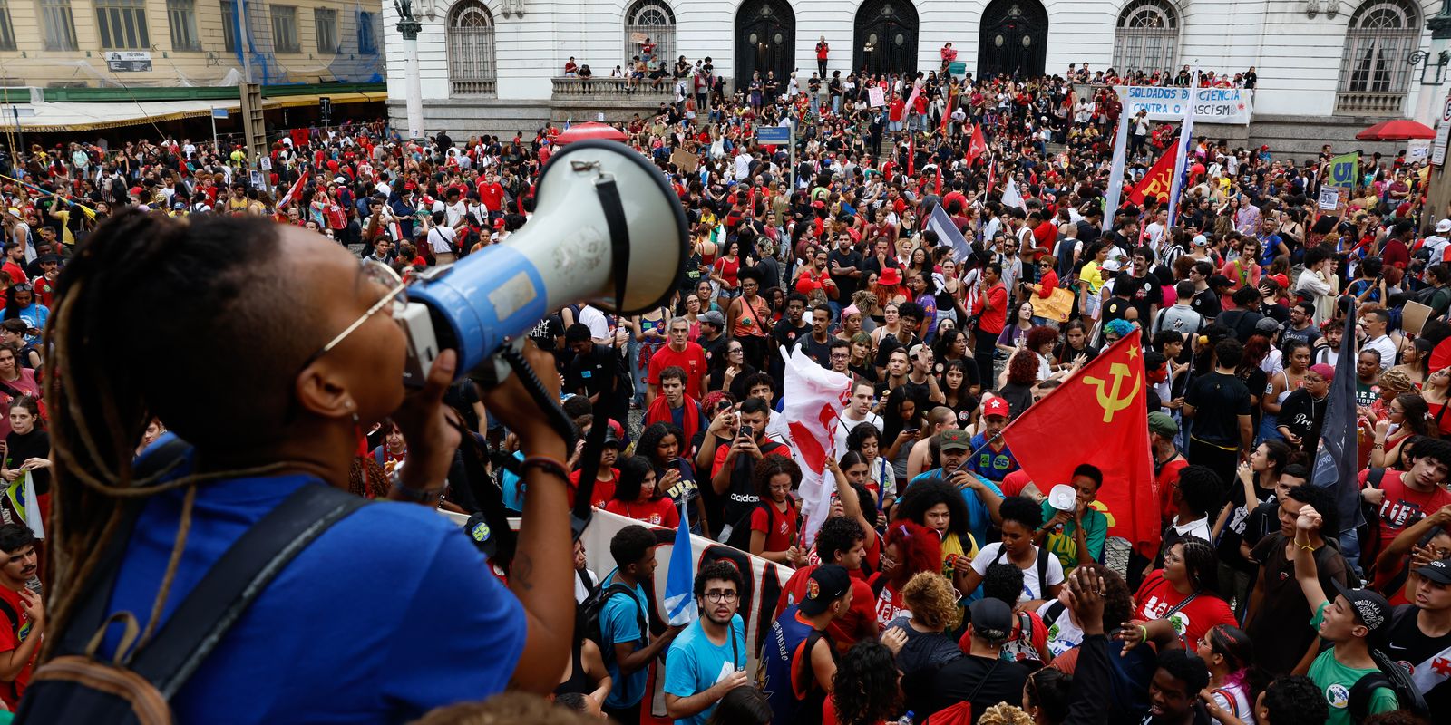 Estudantes fazem atos em 13 estados em apoio a Lula