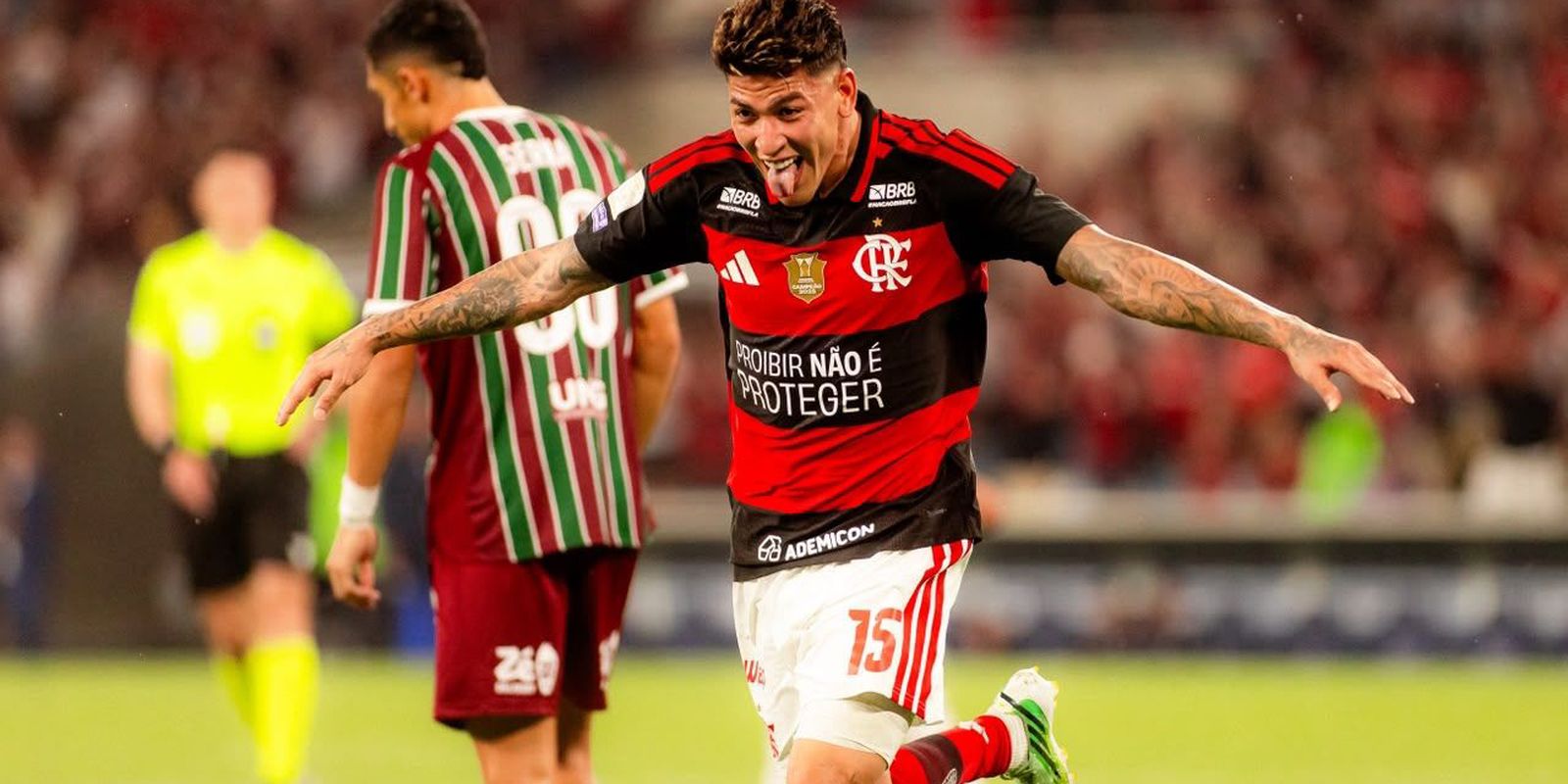 Flamengo bate Fluminense e segue na liderança; Palmeiras encosta