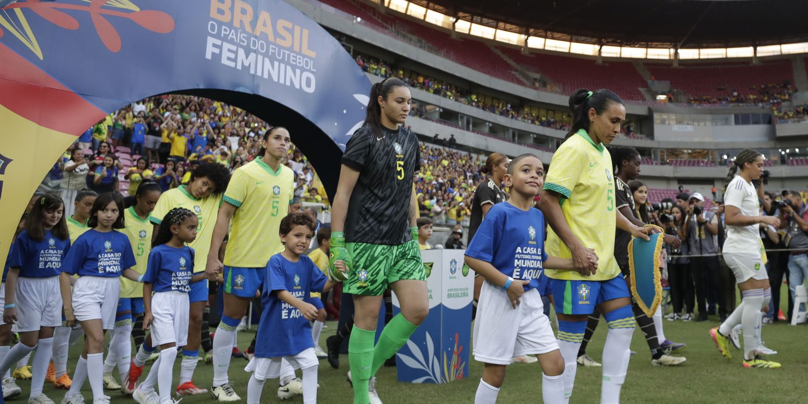 Flávio Bolsonaro e Lula divergem sobre investimentos e regras para esporte feminino