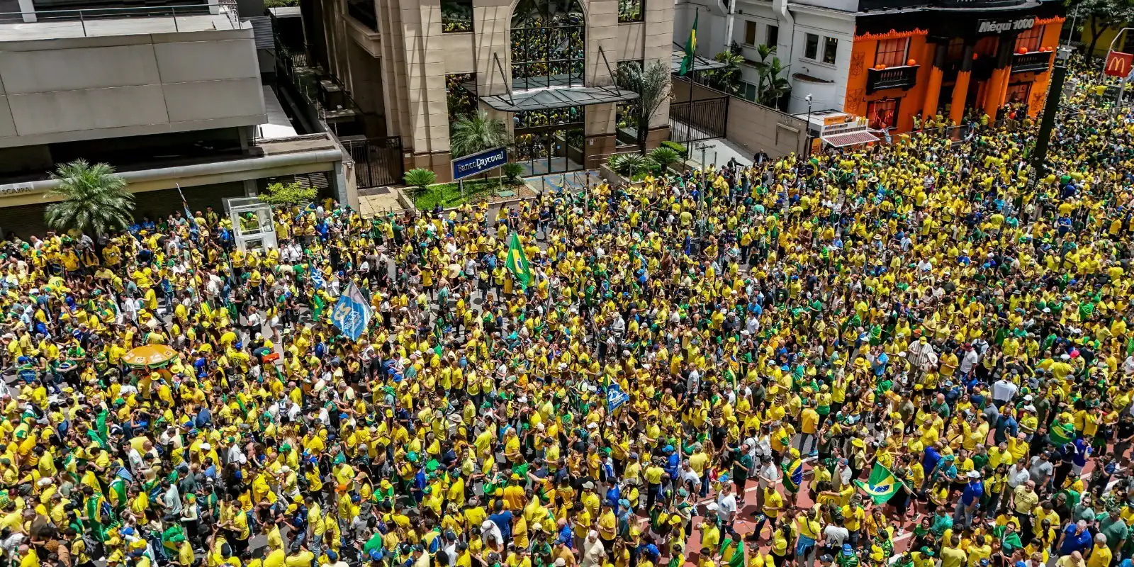Flávio Bolsonaro faz ato na Paulista e promete mudanças antes do segundo turno