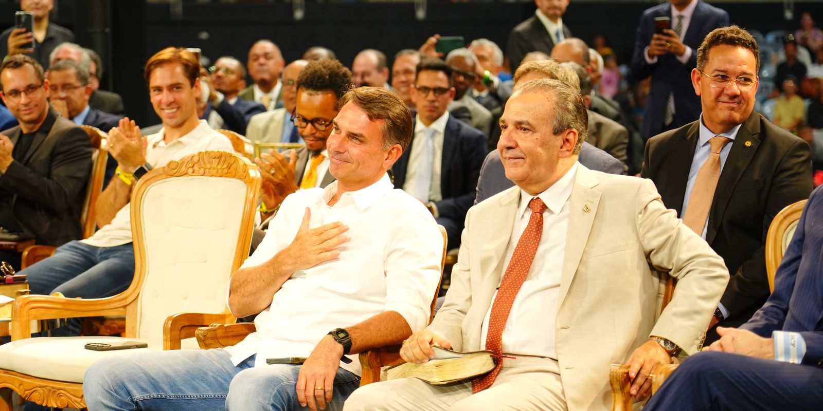 Flávio Bolsonaro reúne prefeitos e vereadores em SP e critica Lula