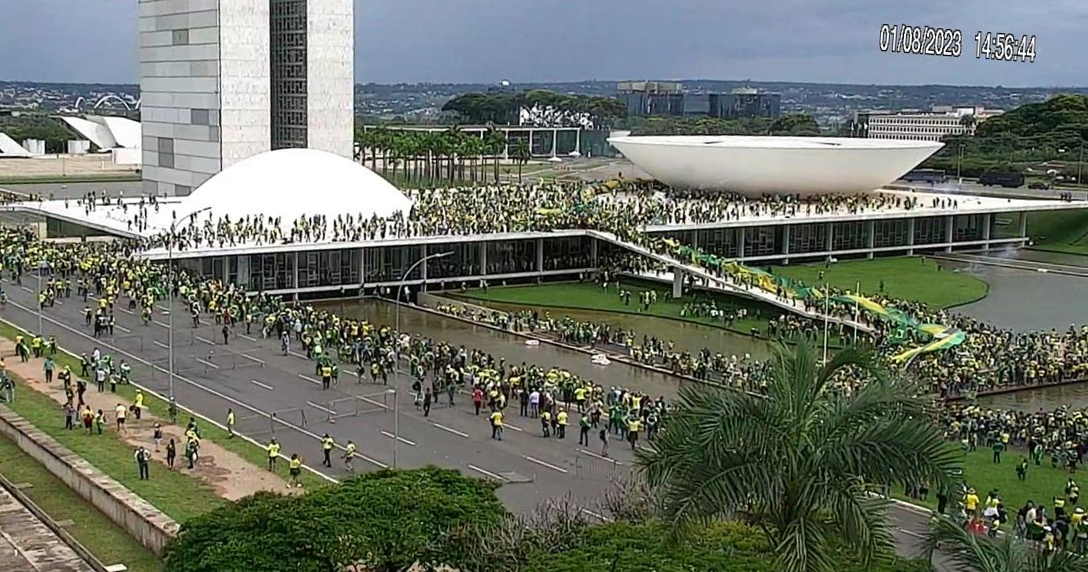 Flávio visita Bolsonaro em Brasília; Lula grava programas em SP
