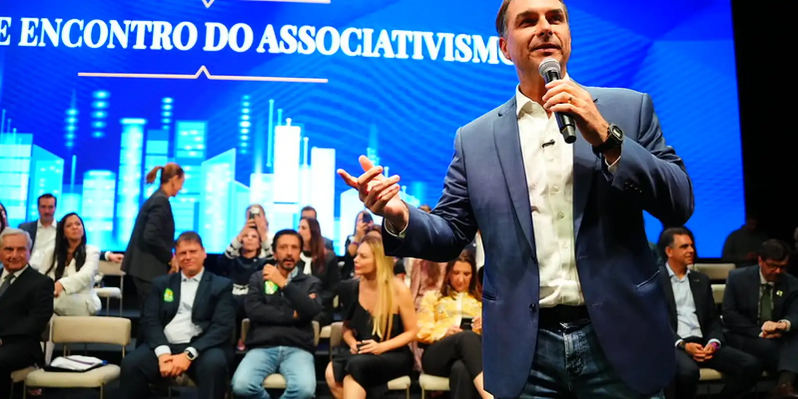 Flávio visita Bolsonaro em prisão domiciliar e diz sair 'energizado'