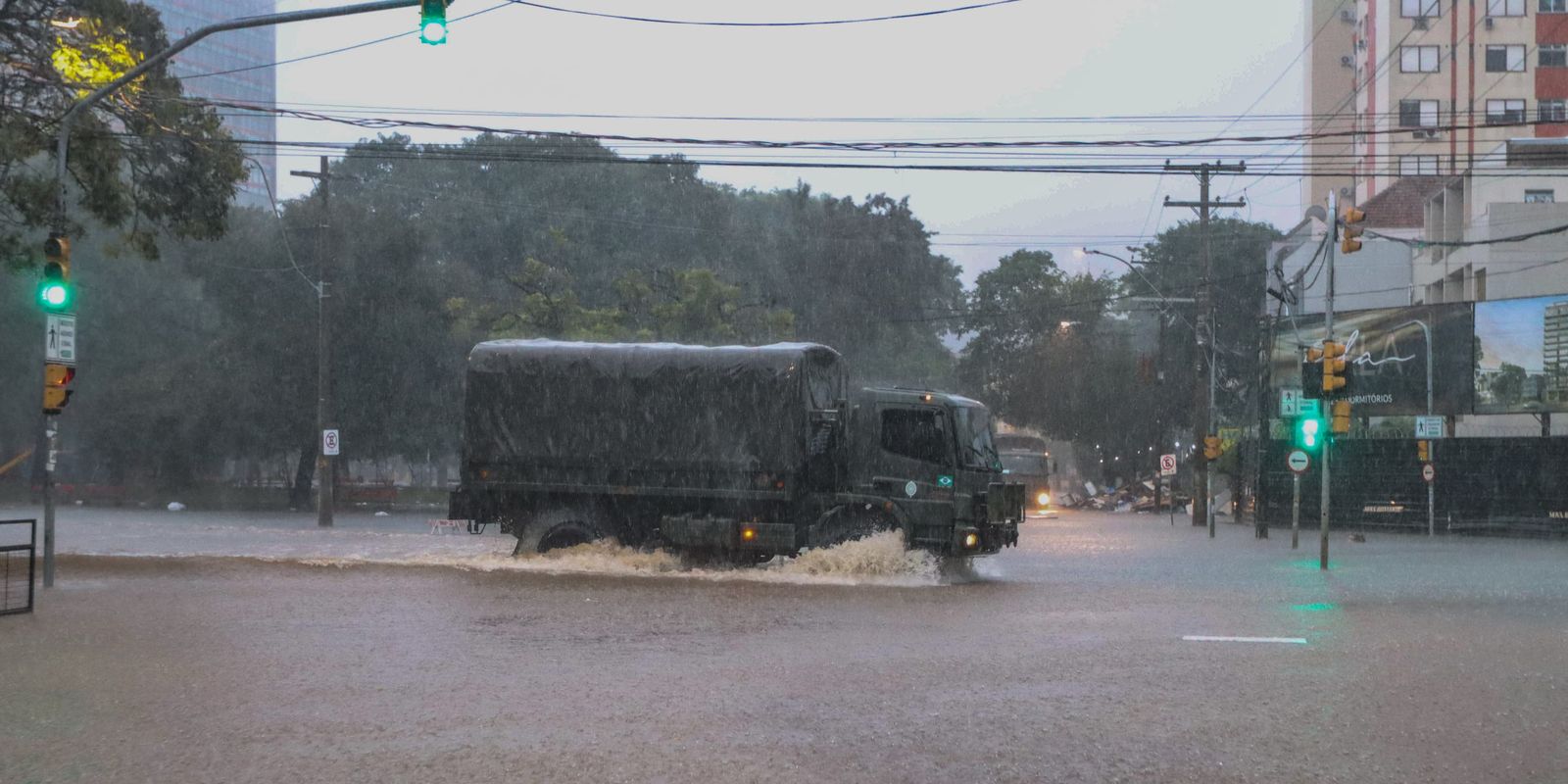 Inmet emite aviso vermelho de tempestade no Sul; Bahia e Nordeste têm alerta de seca
