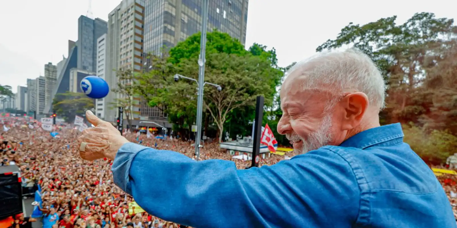 Lula na Marcha pela Democracia: milhares ocupam a Avenida Paulista