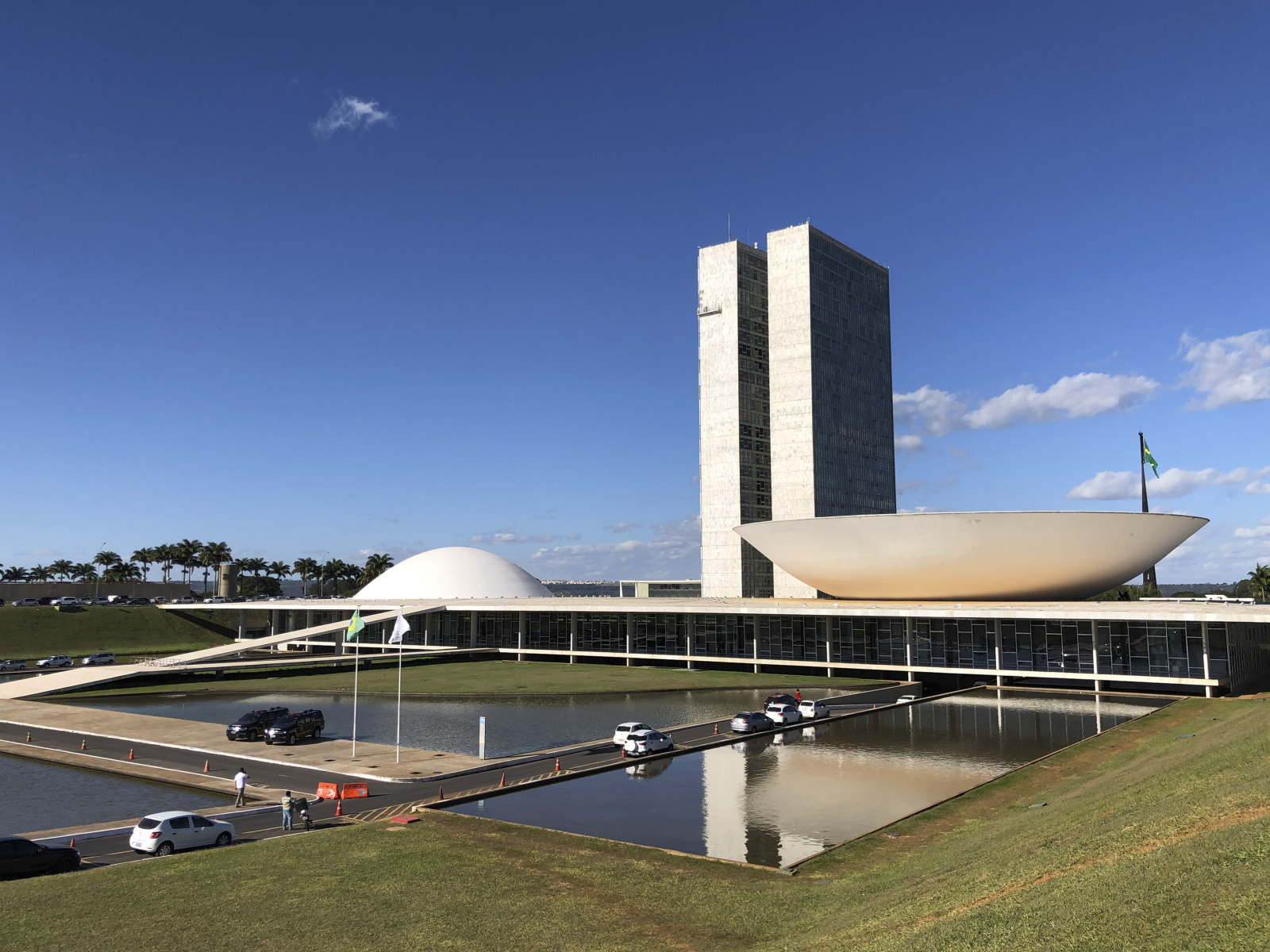 Lula participa da promulgação da PEC do 6x1; Flávio cumpre agenda no Rio