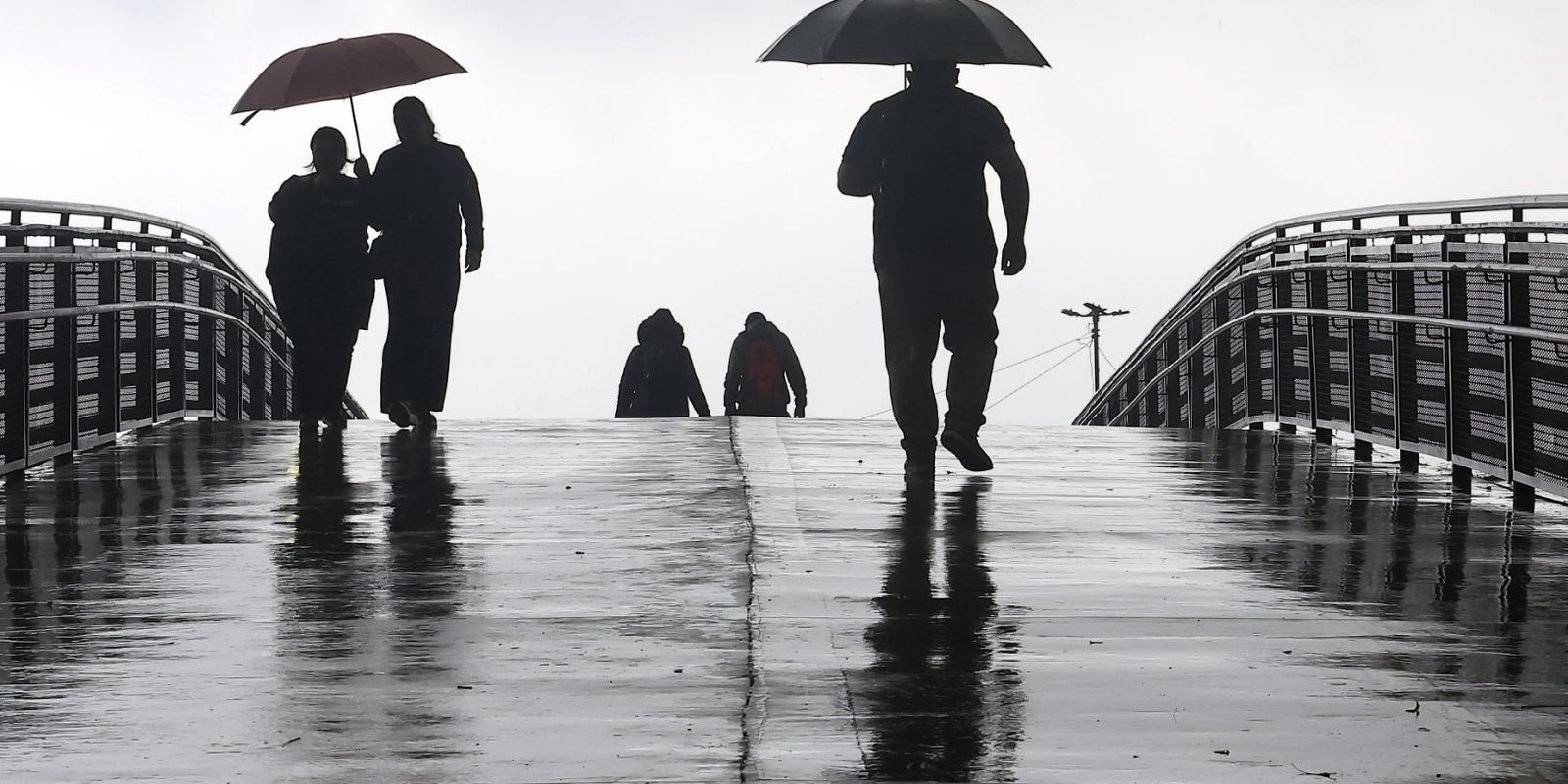 Madrugada de tempestade provoca 15 alertas em São Paulo