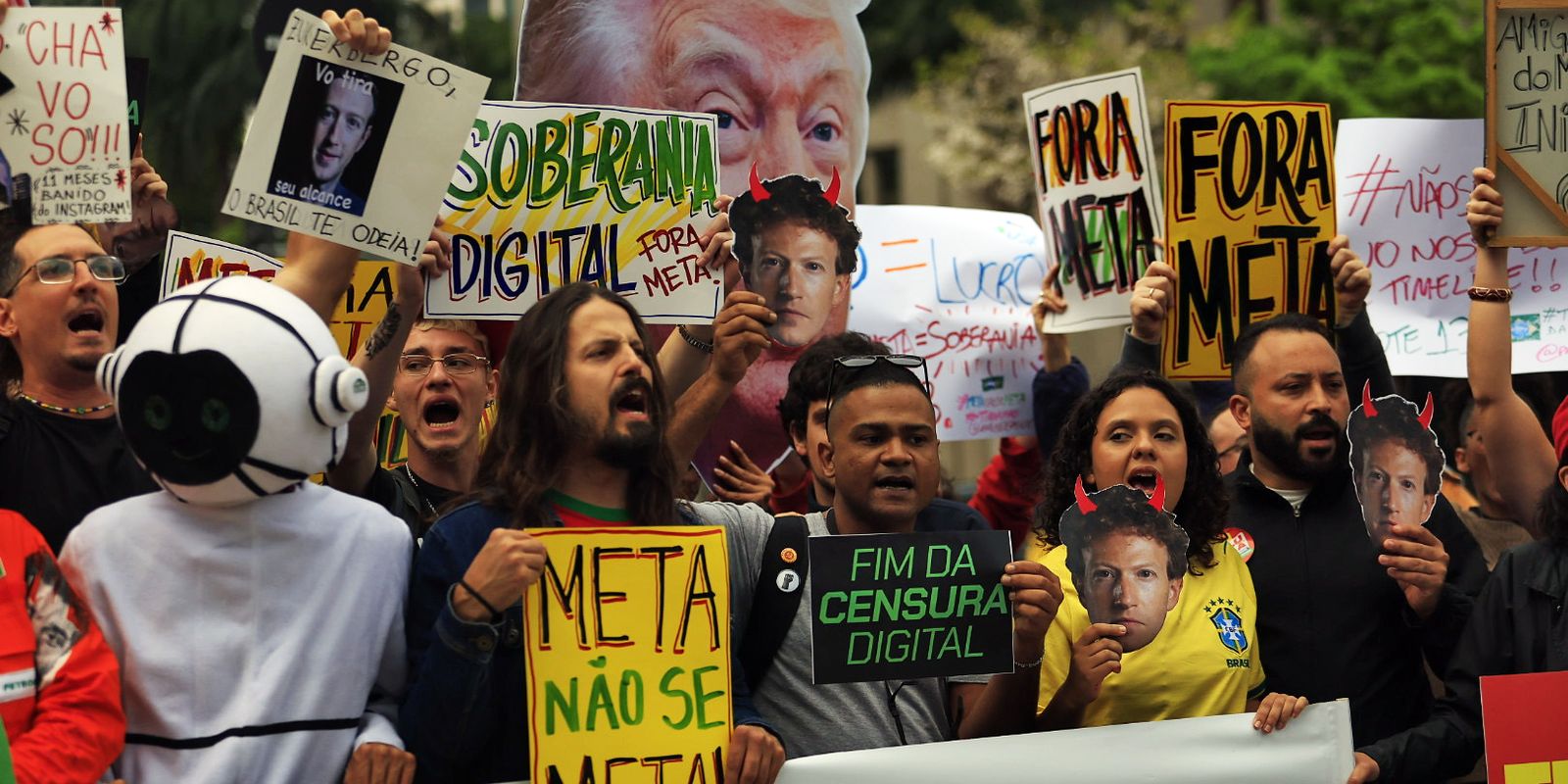 Manifestantes cobram neutralidade da Meta em protesto na sede em SP
