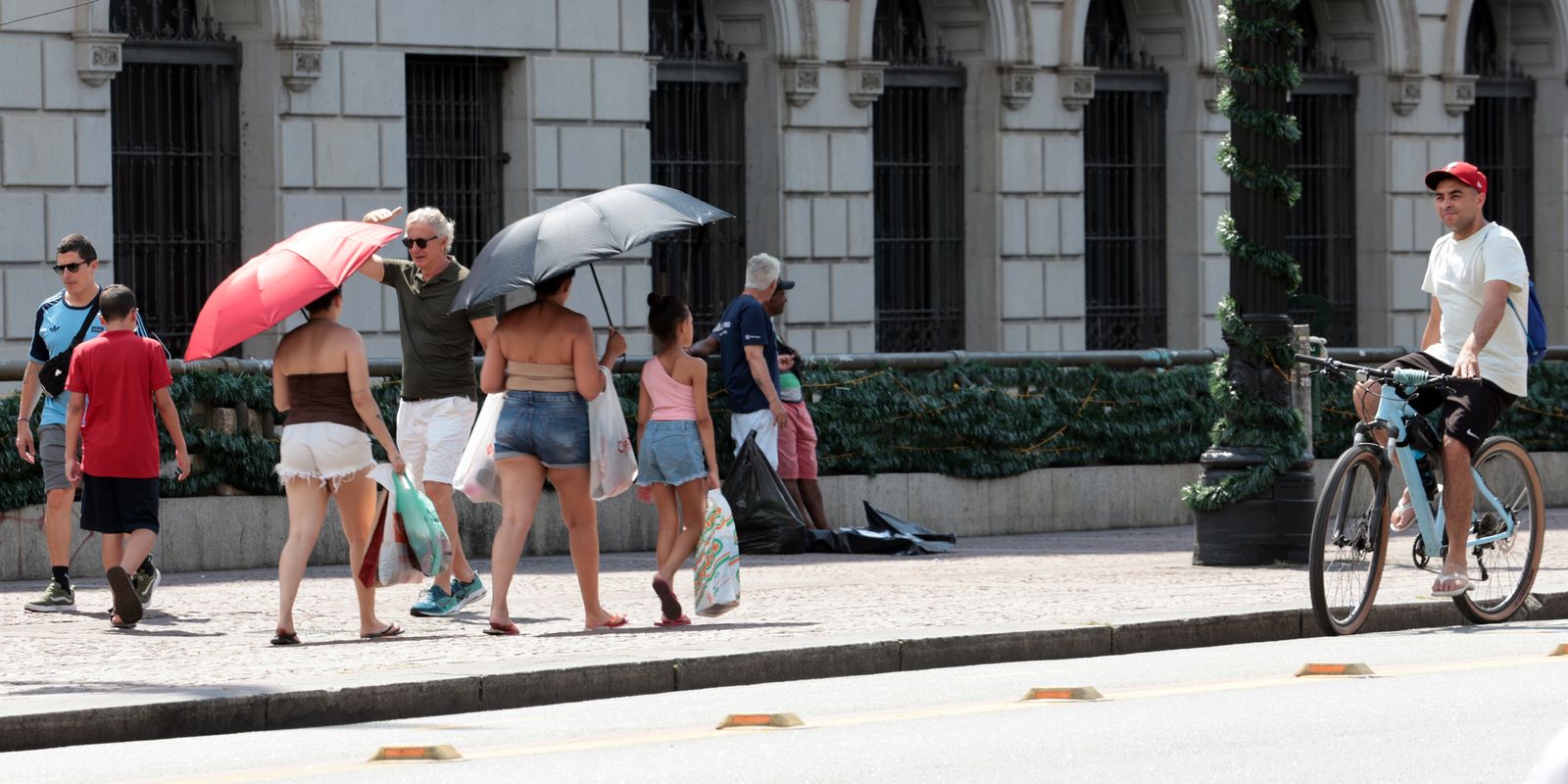 Massa de ar quente mantém tempo seco e provoca calor intenso no país