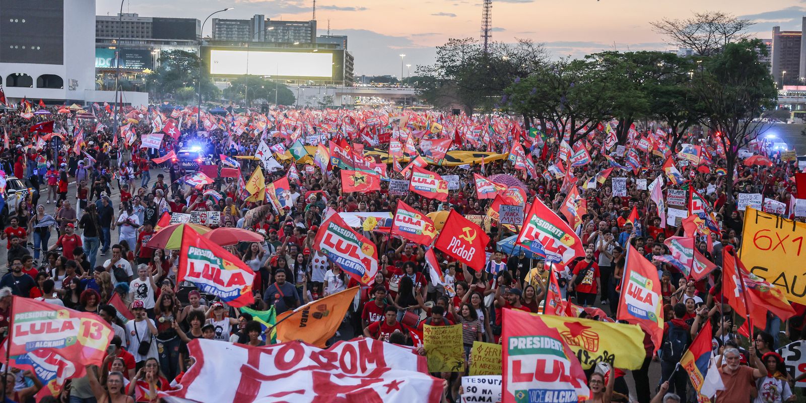 Milhares de estudantes ocupam Esplanada em apoio a Lula