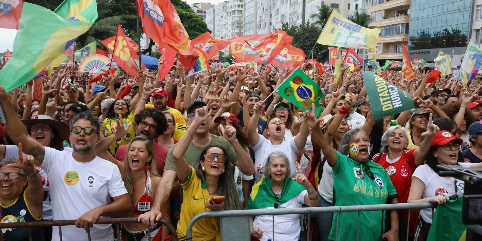 Milhares saem às ruas em 500 cidades por democracia e reeleição de Lula