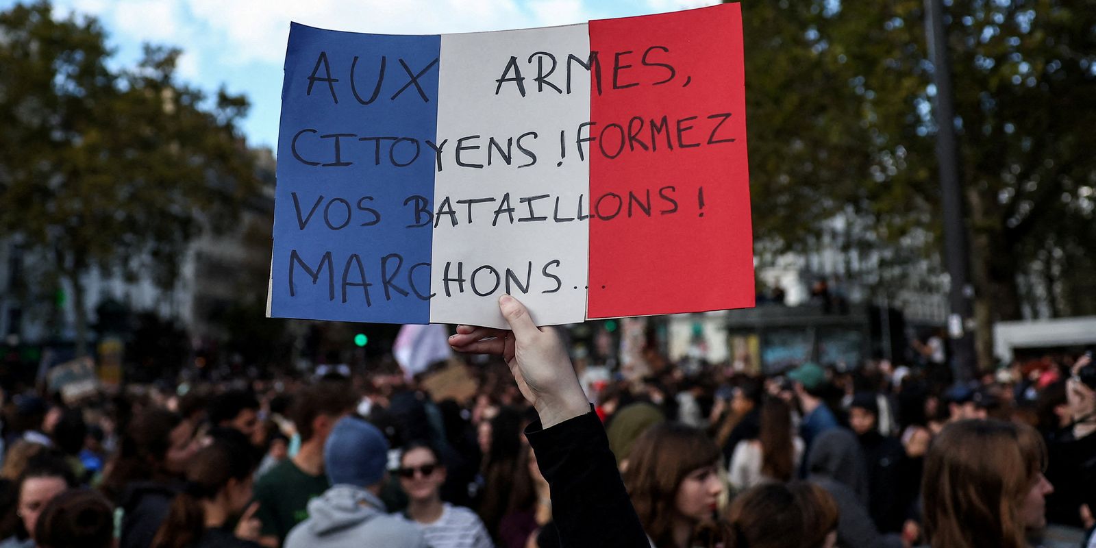 Paris impõe toque de recolher após protestos violentos e saques